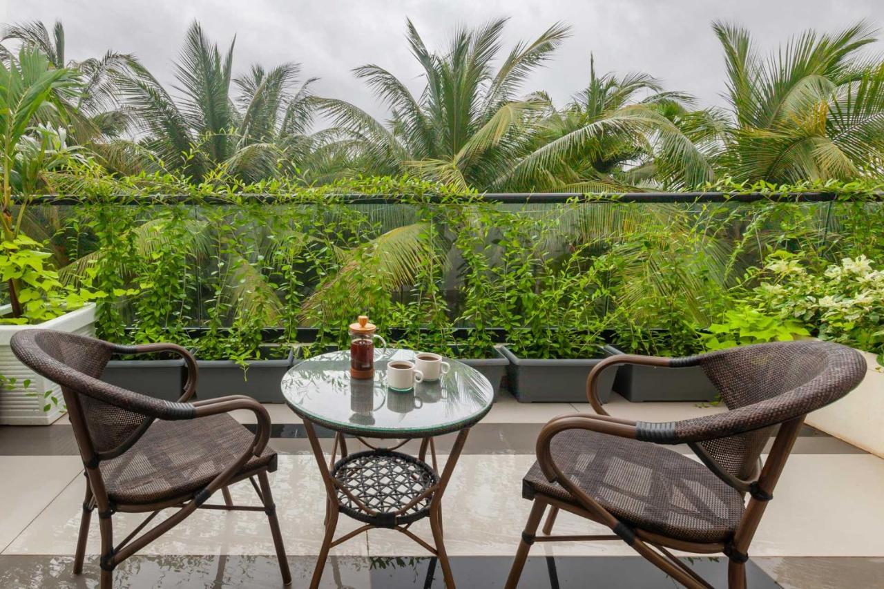 Villa Sereno By Stayvista - An Elegant And Entertaining Retreat Featuring A Swimming Pool, Outdoor Jacuzzi, Modern Interiors, And A Snooker Table آليباغ المظهر الخارجي الصورة