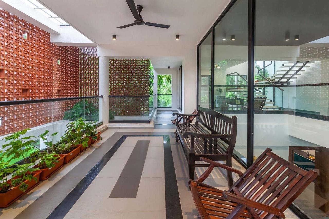 Villa Sereno By Stayvista - An Elegant And Entertaining Retreat Featuring A Swimming Pool, Outdoor Jacuzzi, Modern Interiors, And A Snooker Table آليباغ المظهر الخارجي الصورة