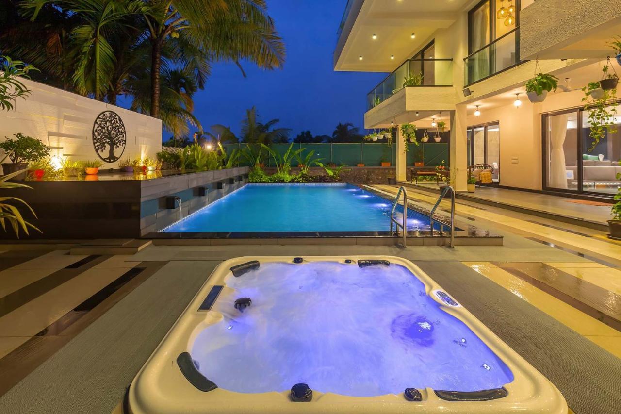 Villa Sereno By Stayvista - An Elegant And Entertaining Retreat Featuring A Swimming Pool, Outdoor Jacuzzi, Modern Interiors, And A Snooker Table آليباغ المظهر الخارجي الصورة