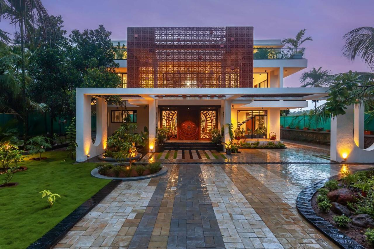 Villa Sereno By Stayvista - An Elegant And Entertaining Retreat Featuring A Swimming Pool, Outdoor Jacuzzi, Modern Interiors, And A Snooker Table آليباغ المظهر الخارجي الصورة